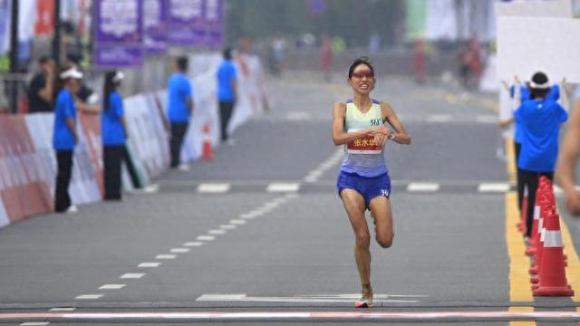 白岩松一席话又把张水华风波点燃：他聊“更好的可能”，网友盯“眼前的公正”