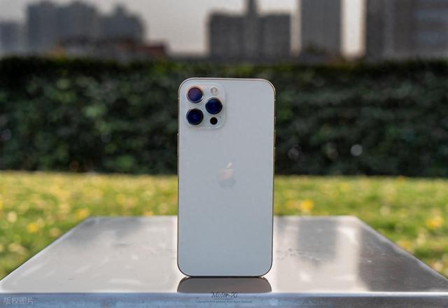 iPhone 17 Pro散热革命？液态玻璃热成像暗示惊人升级！