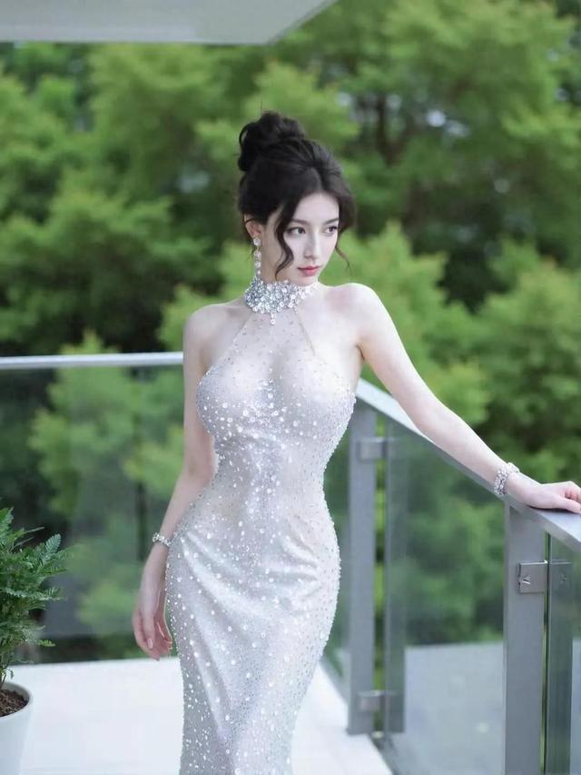 陈雅欣：被美到失语！人间星光礼服杀