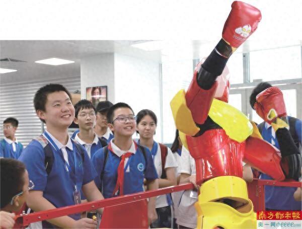 “混龄学霸团”组队实操机器人对战