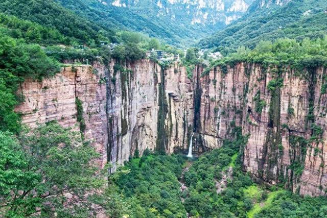 以“挂壁公路”闻名于世的辉县郭亮村，如今旅游绘新图
