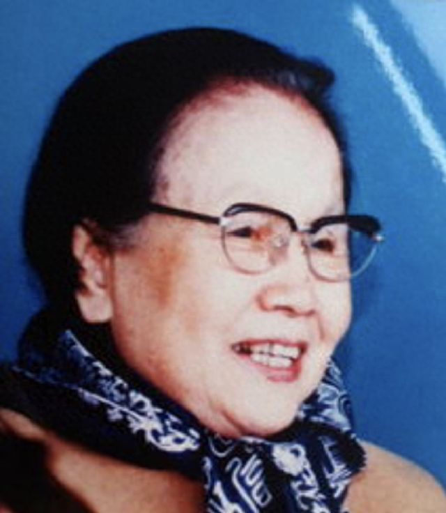 她曾任政法委副秘书长，丈夫官至正国级，风雨同舟，儿女也皆成才