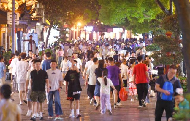 以水润文 以文促旅——镇远古城掀起暑期旅游热潮