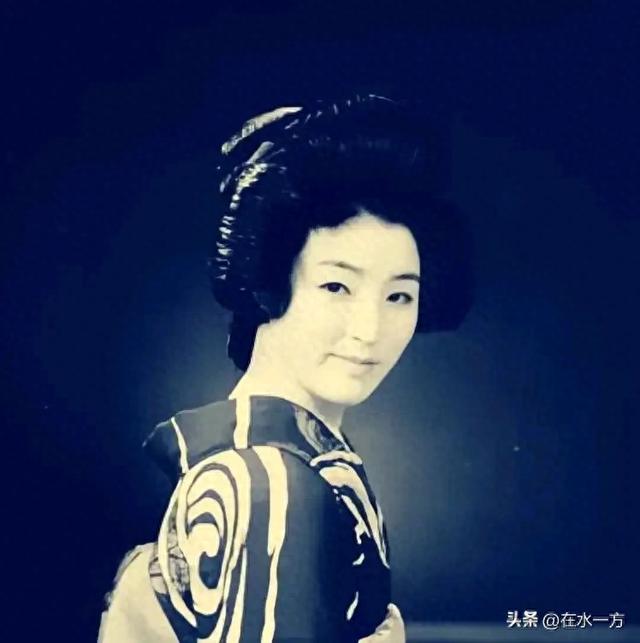 日本有多变态?军官丈夫尸骨未寒，妻子带着女儿，主动做慰安妇。