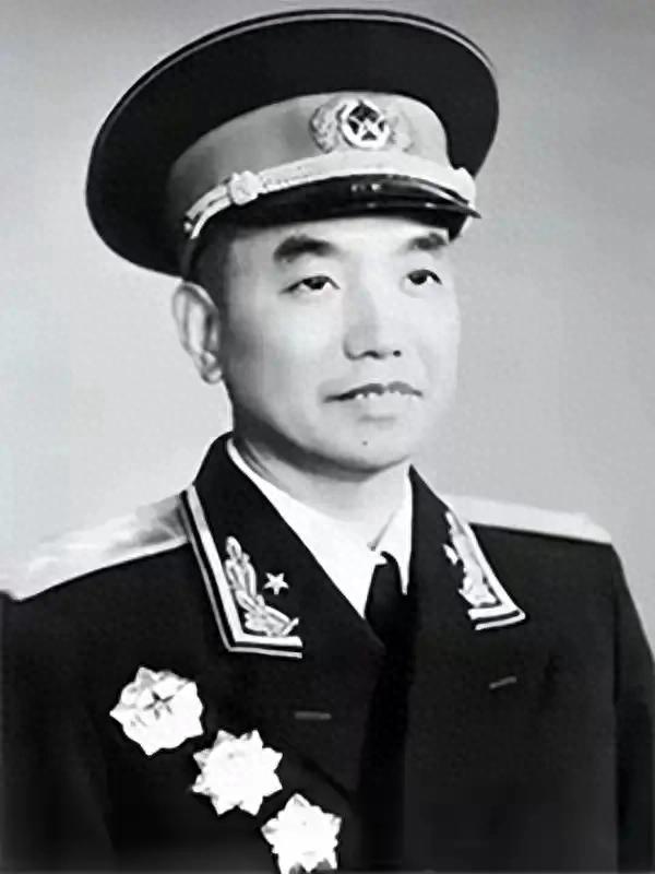 他是开国上将之首，却长期不受重用	，73岁才至副国级，活到102岁