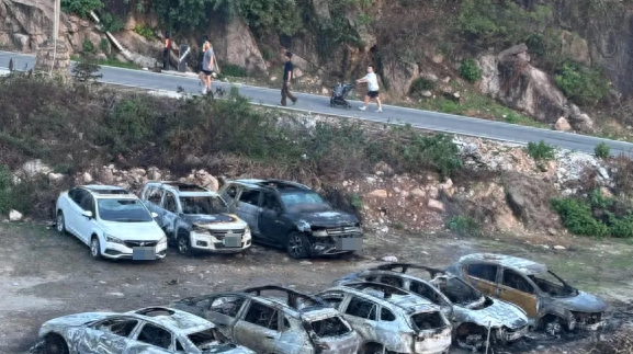 福建一电车停车场自燃，殃及周边奥迪宝马等7台车着火爆炸！车主：8月刚买，跑了1066公里，起火前车内温度76.4℃