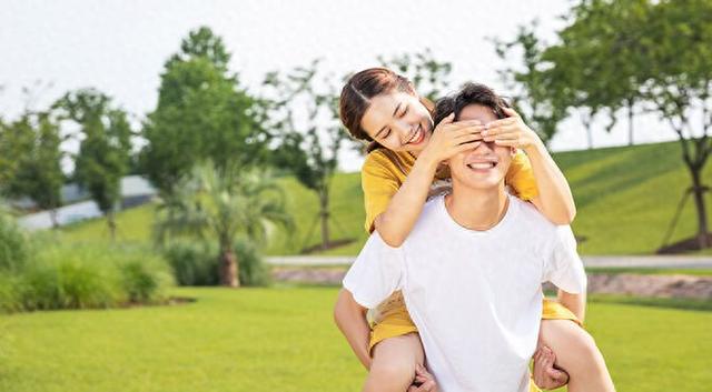 天秤男想你的表现有哪些?（天秤男喜欢你的8个预兆）