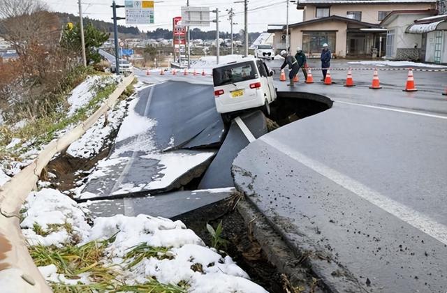 天灾还没完，中国突然传回俩噩耗，高市的脸上，第一次出现了慌张