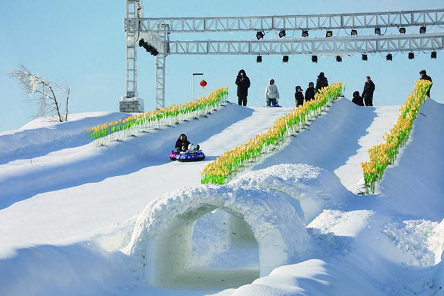 齐齐哈尔：龙沙公园冰雪乐园雪场精彩亮相