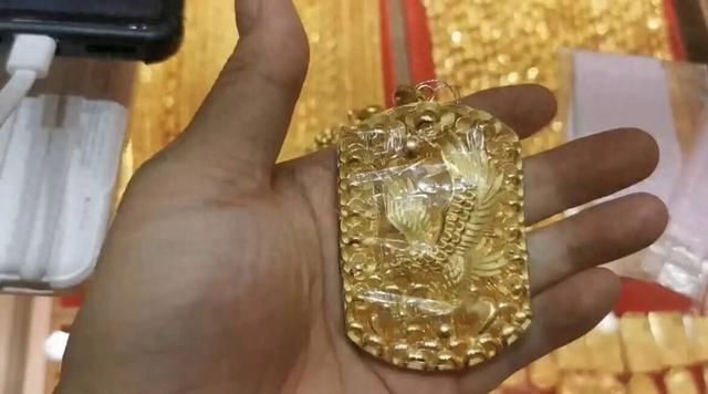 爬衡山遗失80克金牌男子已经回家，晒购买凭证回应“炒作”：佩戴金饰系个人习惯