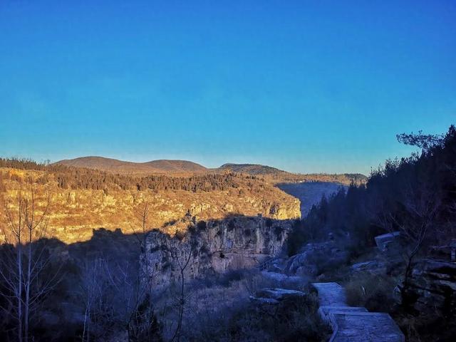 免费小众人还少：洛阳漏明崖，藏着北方小天坑与悬空寺