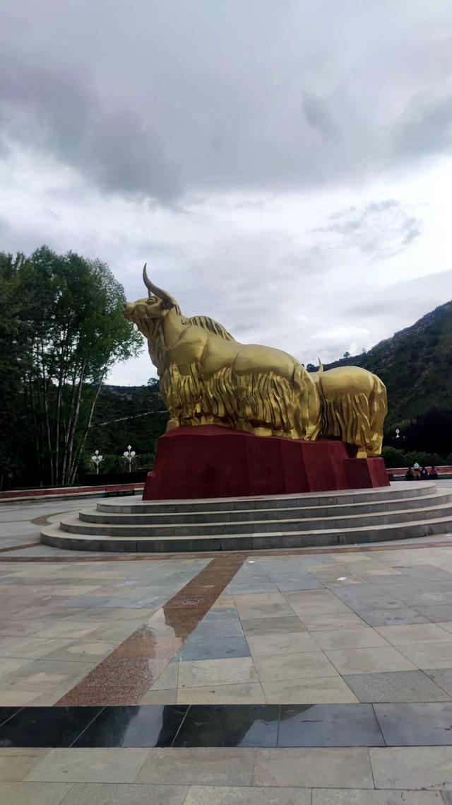 拉萨药王山北面团结公园，今年新竣工开放，雨中漫步眺望布达拉宫