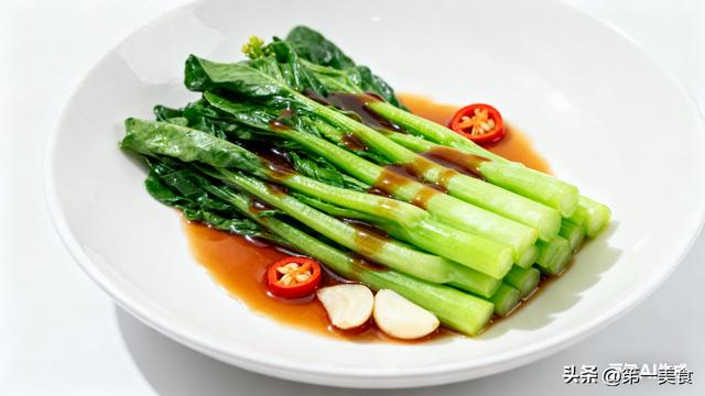 饭店白灼菜心为啥好吃？教你3个秘诀，脆嫩入味不发黄
