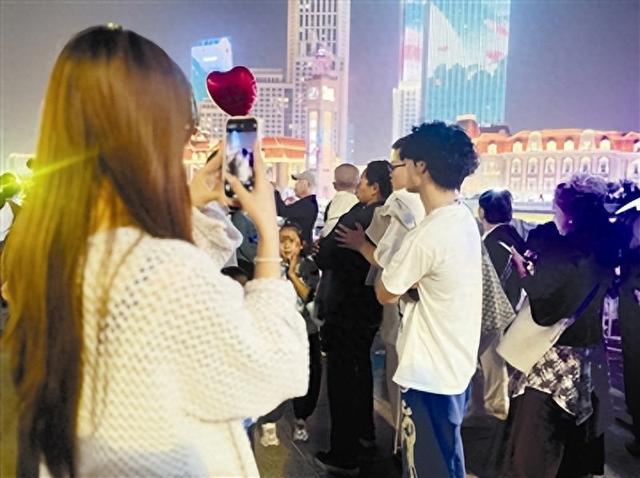 海河边看灯光秀，西北角品美食，五大道拍全家福……游客：不想走了！
