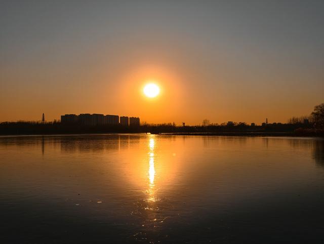 仿佛镀上了一层金色的光，北京冬至日邂逅最美夕阳