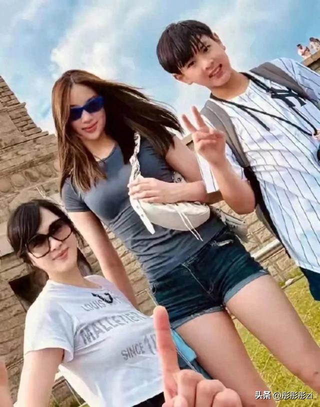 吴尊女儿才14岁，发育得也太猛了！看起来太成熟了。