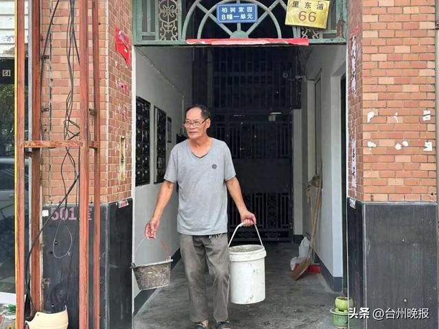 一寸寸修补着山路，他是登山客口中的“山路郎中”！