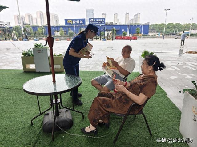 优化传单（湖北襄阳一张传单传安全 消防宣传走进公园广场）