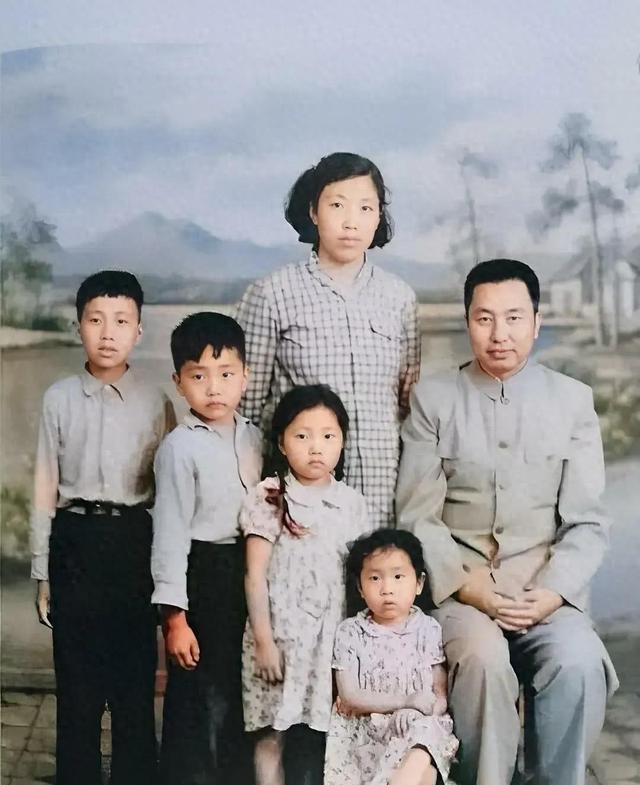 华国锋的后代成就如何？4个子女一个比一个拔尖，但都不姓“华”