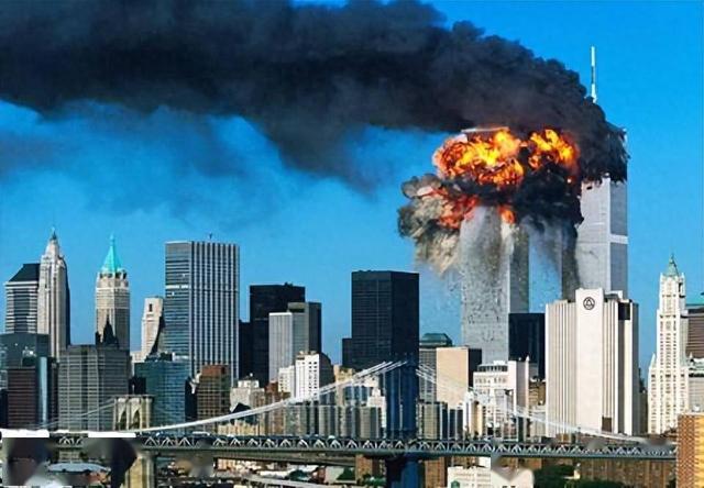 曾在911事件中救场封神，被各国政要夸赞，黑莓手机为何没落了？