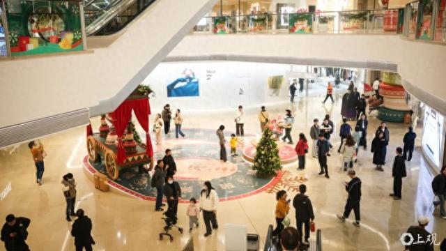 20米高精灵装置旋动申城，冬日消费市场的“暖色调”