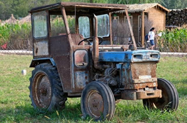 乡村爱情故事《拖拉机后座上的疯丫头》
