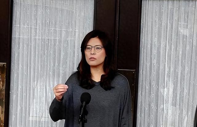 第四次大辩论落幕，张亚中不负众望获得认可，郑丽文表现一言难尽