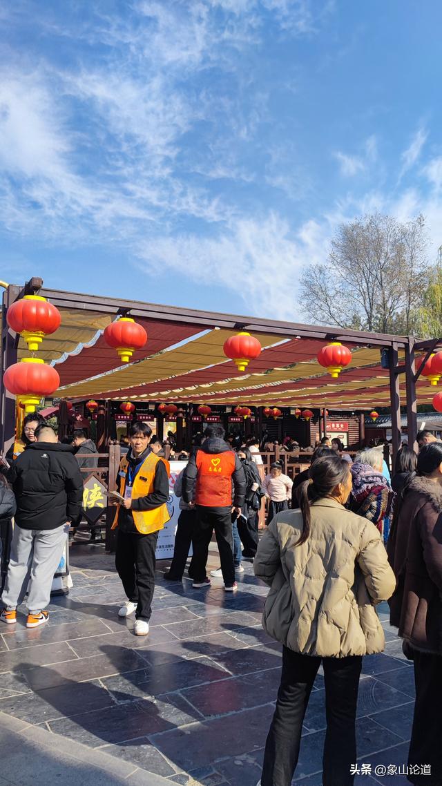 寒冷的冬天挡不住旅客的热情，开封万岁山武侠城客流暴增