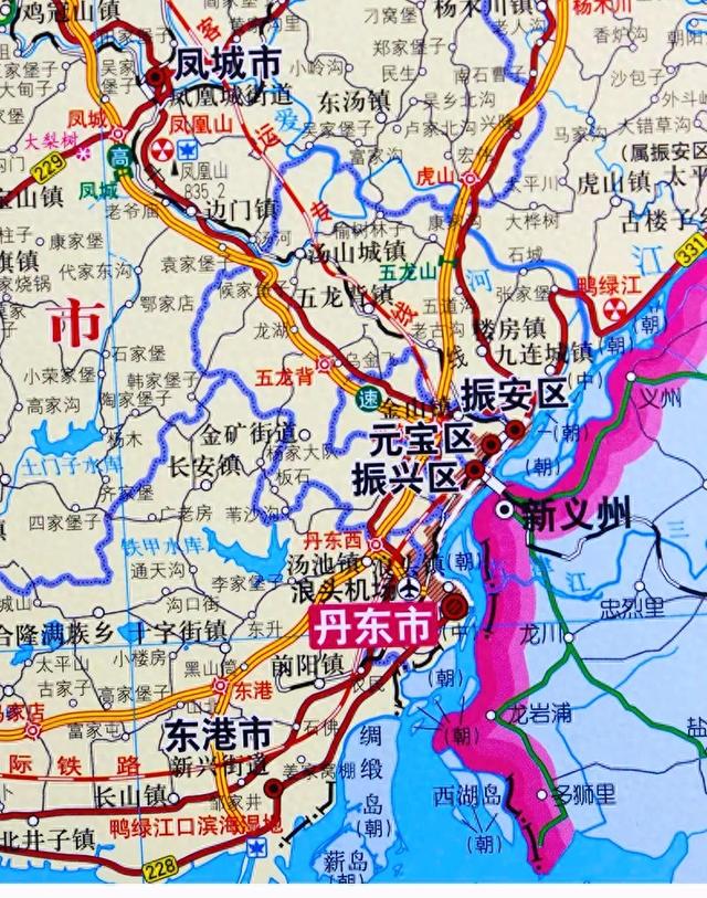 辽宁丹东凤城市凤凰山，这有老牛背和夹扁石，以险峻著称