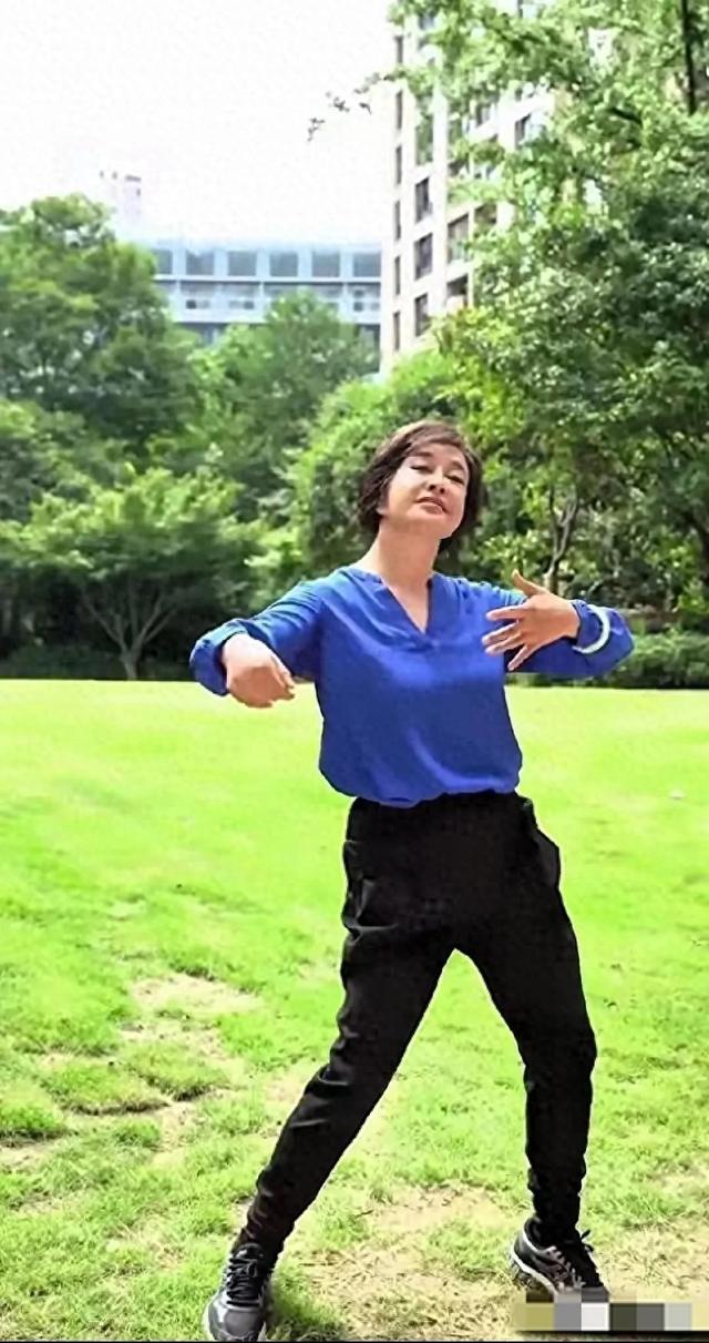 75刘晓庆在公园跳舞 这舞姿简直太美了 75还那么年轻漂亮真让人羡慕