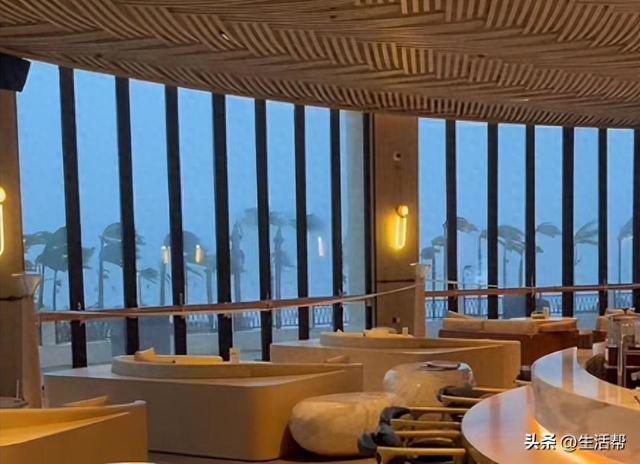 游客因台风被困三亚：最强时海浪一两米高，酒店保安守着大堂没事不让外出，玻璃都弯了
