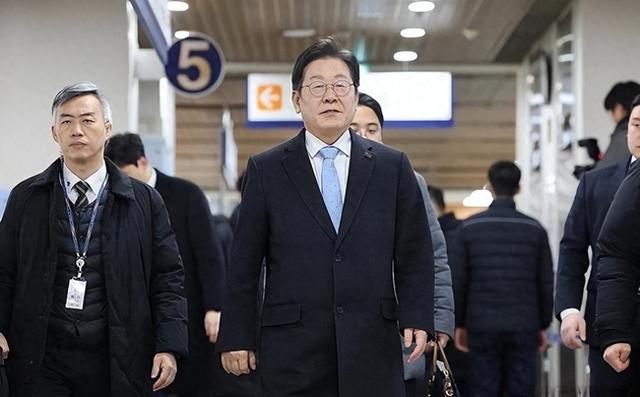 李在明拒绝参加中国阅兵？王毅果断挂断电话，只留一句话给韩国