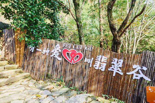 黄山翡翠谷秋韵，溪水映红叶，藏在山水间，一步一景皆是诗情画意