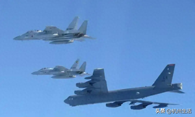 不到24小时，高市等来救兵！美军轰炸机现身日本海，中俄口径一致