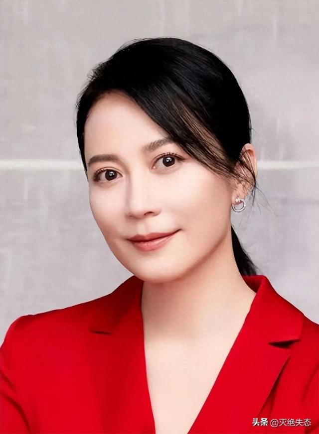 至今未婚未育，身边却有男人陪了近 20 年！54岁的她才是人间清醒