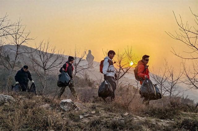 徒步爱好者开展“净山行动”