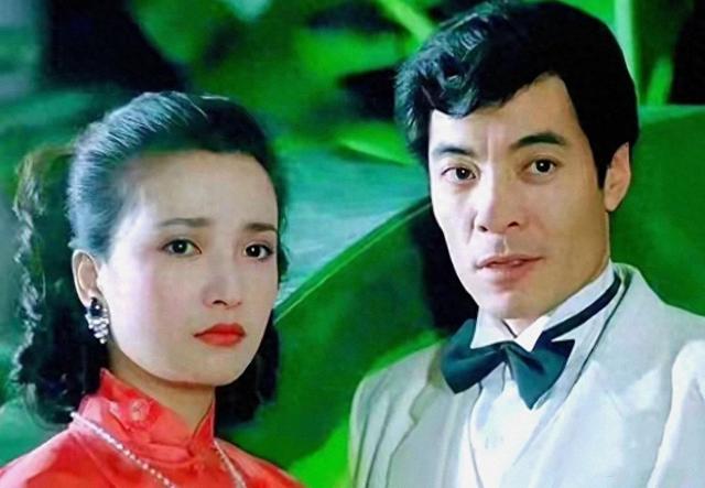 “古典佳人”何晴离世，前夫许亚军已前往海外，儿子许何才24岁