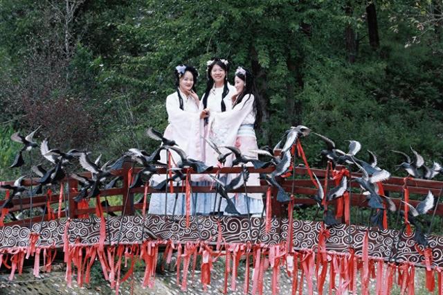 文旅新探 丨这座太行小城 何以“绣”起鹊桥