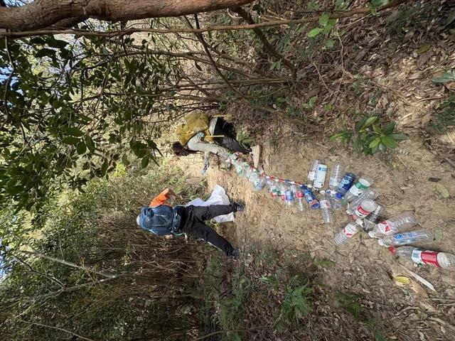 温州90后姑娘下山的背影火了！全身挂满瓶子……