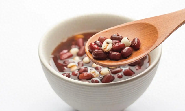 红豆薏米茶的功效和正确喝法（红豆薏米茶怎么喝才有效食材处理到冲泡）