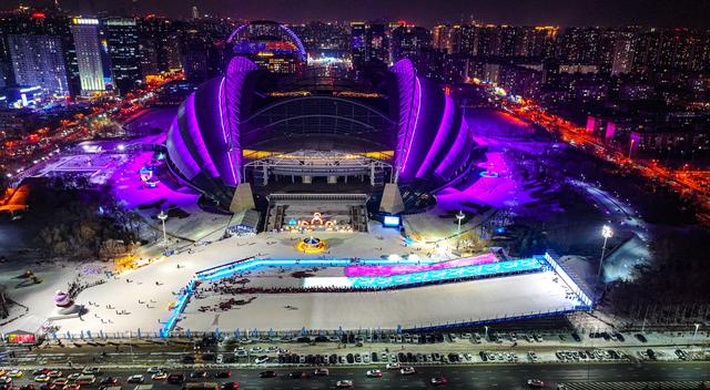 沈阳(奥体)冰雪嘉年华迎游客玩冰嬉雪