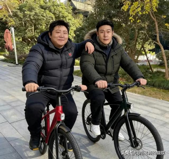 郭京飞与姐夫合照忘P图，俩人胖了有30斤，陆毅老得上嘴唇快没了