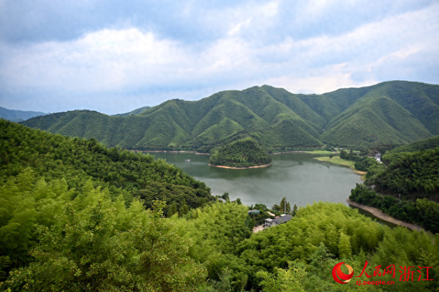 年入千万元，小山村如何“卖风景”？