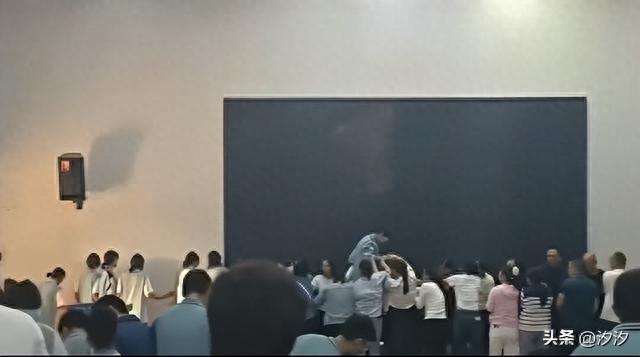 当孩子踩过跪地父母的脊背，我们的教育已经输在了起跑线上！