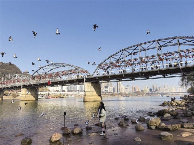 告别“特种兵” 拥抱“慢生活” 徒步赏景、温泉养生、美食欢聚等“城市微度假”正悄然兴起