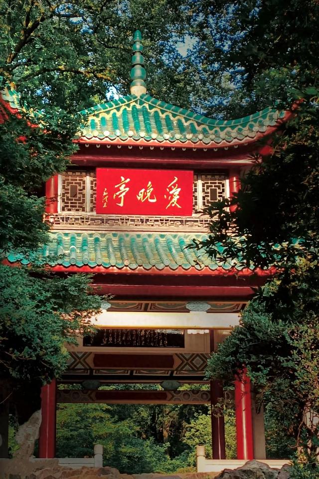 岳麓山高度多少米？让我来告诉你
