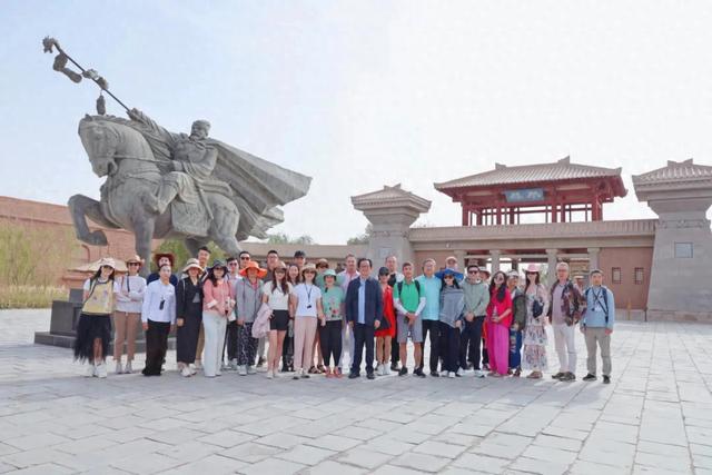 美国商界考察团踏访敦煌阳关 沉浸式体验丝路文化
