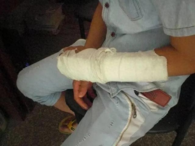 两儿女当场身亡。手机切记千万不要放在这位置，车祸的真实案例