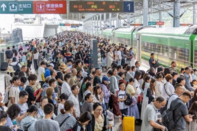 中秋、国庆长假将至，云南旅游热度飙升，自驾与深度游成新趋势