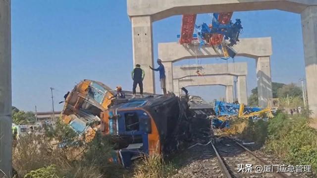 在建铁路突发事故！起重机砸中行驶中列车，已致22死55伤！